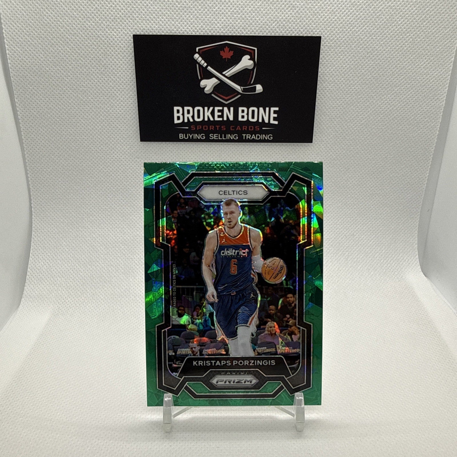 Kristaps Porzingis 2023-24 Panini Prizm Green Cracked Ice SSP #8 Celtics